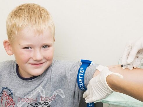 The child gives blood for analysis in case of suspicion of infection with parasites