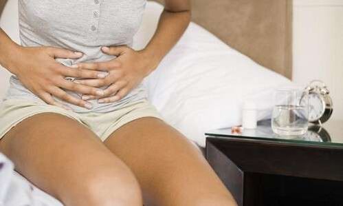 abdominal pain due to the presence of parasites in a woman